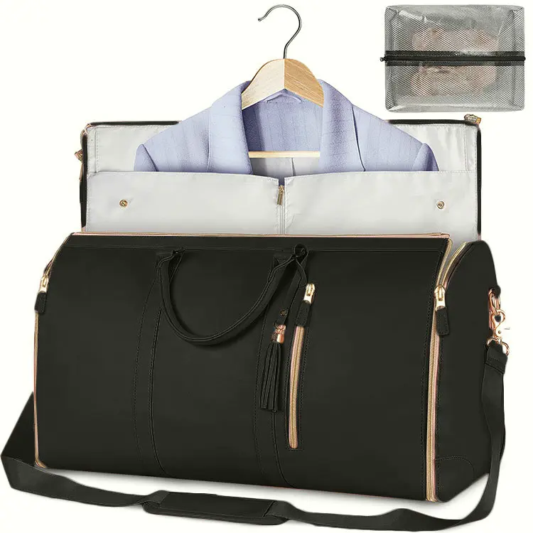 Svart reisebag med brune detaljer og åpnet lokk som viser oppbevaring av klær og en kleshenger, sammen med en liten nettingpose ved siden av.